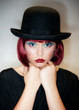 Foto: Pretty young female wearing bowler hat Pretty young female wearing bowler hat