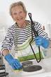Mamie - Nettoyage de la cuisine