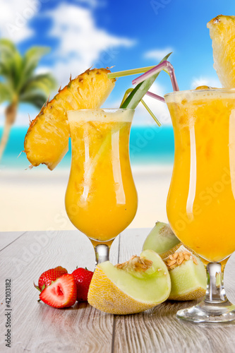 Foto: Summer drinks with blur beach on background Summer drinks with blur beach on background