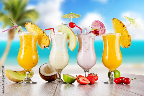 Foto: Pina colada drinks with blur beach on background Pina colada drinks with blur beach on background