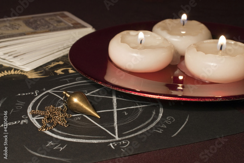 Photo: Tarotkarten, Pendel und Kerzen Tarotkarten, Pendel und Kerzen