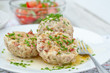 Semmelknödel mit Buttertunke und Tomatensalat