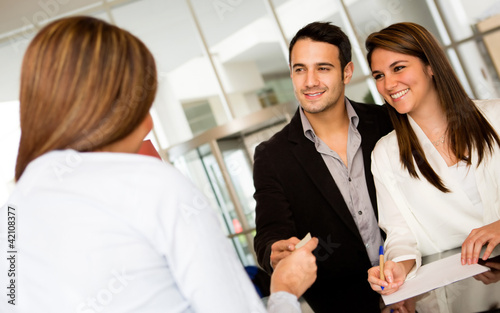 Foto: Loving couple checking in a hotel Loving couple checking in a hotel