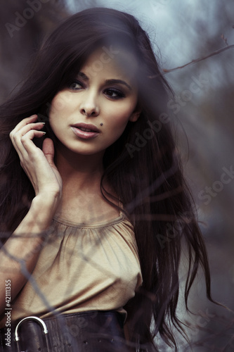 Foto: Beautiful woman spending time in park Beautiful woman spending time in park