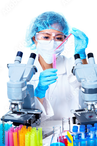 Foto: Scientific woman working in laboratory. Scientific woman working in laboratory.