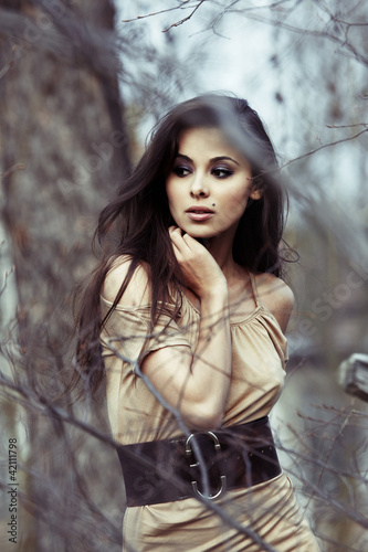 Foto: Beautiful woman spending time in park Beautiful woman spending time in park
