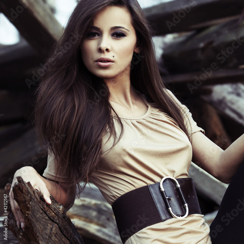 Foto: Beautiful woman spending time in park Beautiful woman spending time in park