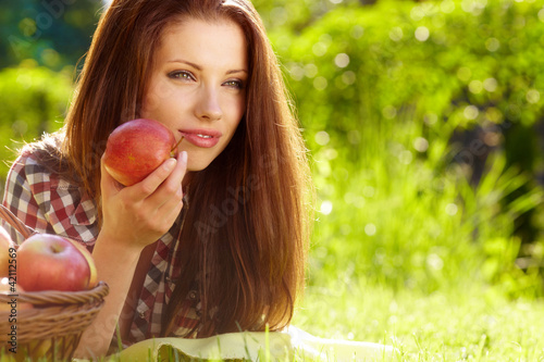 Foto: Beautiful woman in the garden with apples Beautiful woman in the garden with apples