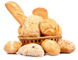 Cesta di pane su sfondo bianco