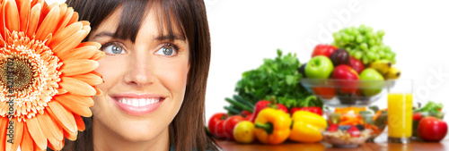 Foto: Beautiful woman with flower and vegetables. Beautiful woman with flower and vegetables.