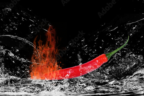 Foto: Brennende Chilischote mit Wasserspritzern Brennende Chilischote mit Wasserspritzern