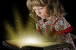 Foto: Teen girl reading the Book. Teen girl reading the Book.
