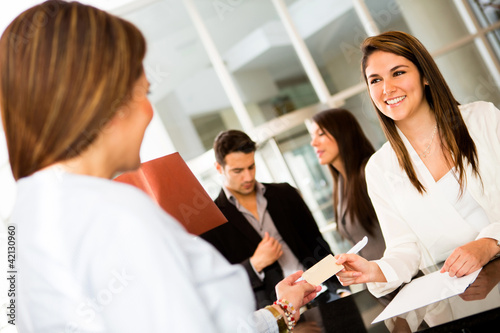 Foto: Woman doing check in at a hotel Woman doing check in at a hotel