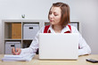 Geschäftsfrau arbeitet an Laptop