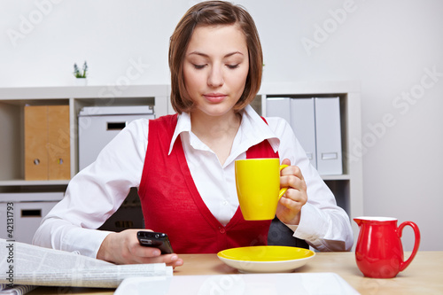 Foto: Frau im Büro macht Pause Frau im Büro macht Pause