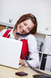 Studentin am Laptop telefoniert