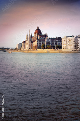 Foto: The Hungarian parliament in Budapest The Hungarian parliament in Budapest
