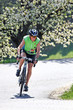 Foto: Senior fährt Fahrrad auf einem Rennrad Senior fährt Fahrrad auf einem Rennrad