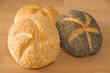 Mohnbrötchen und Sesambrötchen