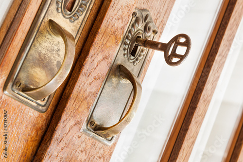 Photo: Antiker Schrank (1) Antiker Schrank (1)