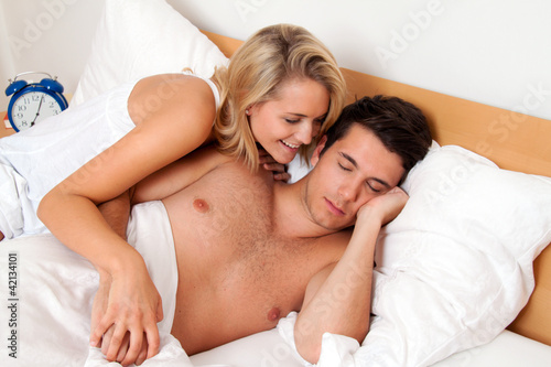 Foto : Paar hat Spass im Bett. Lachen, Freude Paar hat Spass im Bett. Lachen, Freude