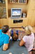 Photo: Familie beim Fernsehen mit Fernsehapparat Familie beim Fernsehen mit Fernsehapparat