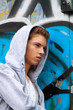 Cool blickender Jugendlicher Mann vor Graffiti