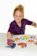 Foto: Kind malt mit Fingerfarben Kind malt mit Fingerfarben