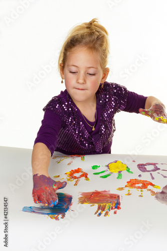 Foto: Kind malt mit Fingerfarben Kind malt mit Fingerfarben