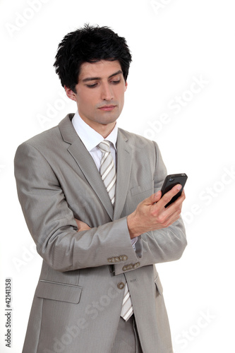 Foto: Businessman looking at his cellphone Businessman looking at his cellphone