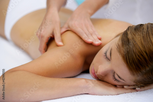 Foto: Girl having a back massage Girl having a back massage