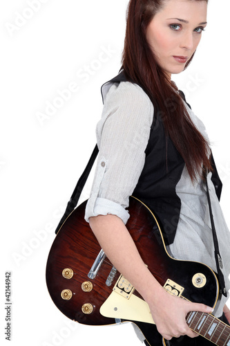 Foto: portrait of alluring brunette with electric guitar portrait of alluring brunette with electric guitar