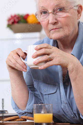 Foto: Senior woman with a cup of tea Senior woman with a cup of tea