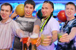 Foto: Four men hold balls and glasses of beer and cocktail in bowling Four men hold balls and glasses of beer and cocktail in bowling