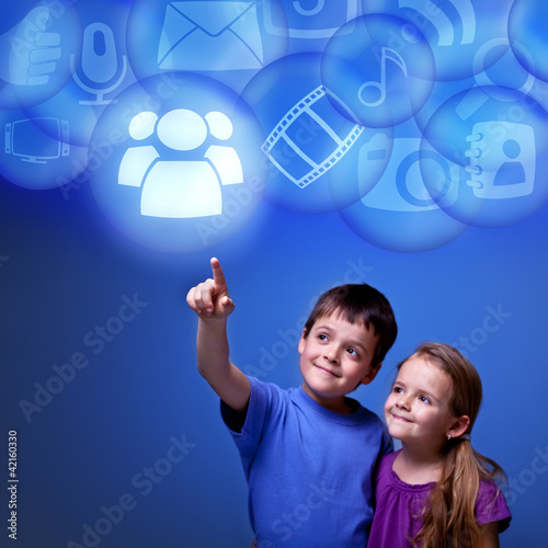 Foto: Kids accessing cloud applications Kids accessing cloud applications
