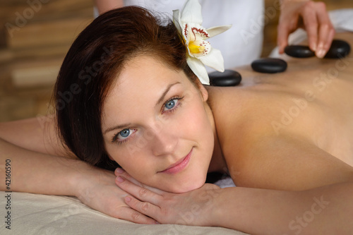 Foto: Woman enjoy hot lava stone massage spa Woman enjoy hot lava stone massage spa