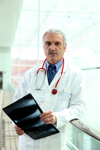 Foto: doctor with x-ray doctor with x-ray