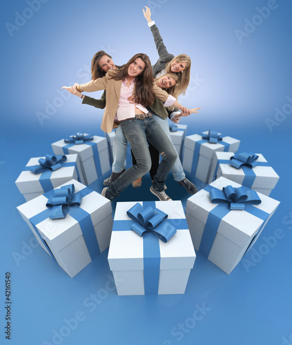Foto: Happy women surrounded by gifts blue Happy women surrounded by gifts blue