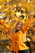Blondine im Herbst