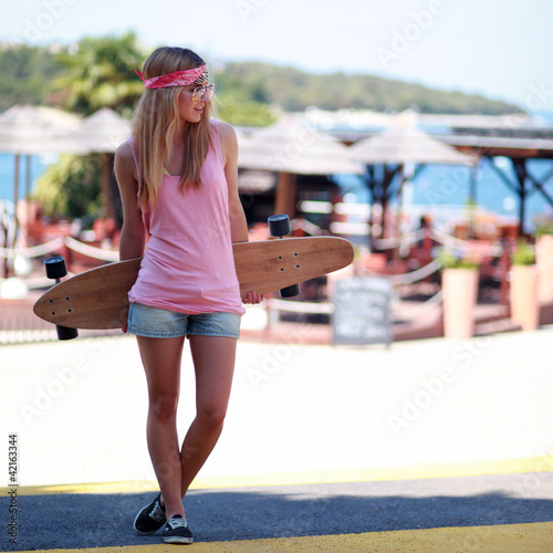 Foto: Longboard Girl am Strand Longboard Girl am Strand
