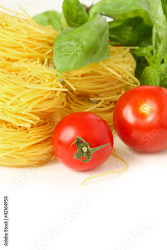 Foto: spaghetti, basil and tomatoes spaghetti, basil and tomatoes