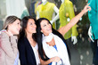 Foto: Women window shopping Women window shopping
