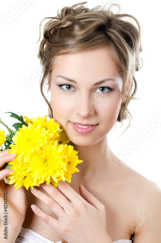 Foto: The girl with beautiful hair with yellow chrysanthemum The girl with beautiful hair with yellow chrysanthemum