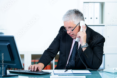 Photo: kompetenter geschäftsmann am telefon kompetenter geschäftsmann am telefon