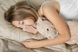Photo: Enfant dort avec son doudou Enfant dort avec son doudou