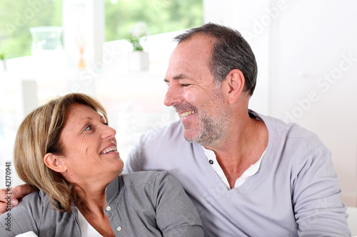 Foto: Cheerful senior couple enjoying being at home Cheerful senior couple enjoying being at home