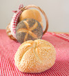 Mohnbrötchen und Sesambrötchen