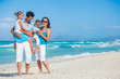 Foto: Family having fun on tropical beach Family having fun on tropical beach