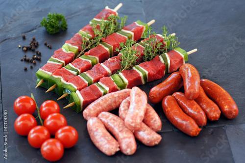 Photo: brochettes et mini saucisses crues 1 brochettes et mini saucisses crues 1