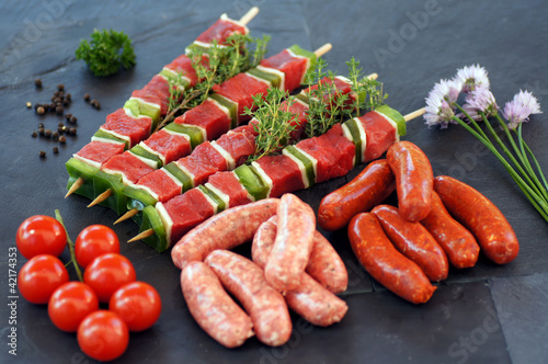 Photo: brochettes et mini saucisses crues 2 brochettes et mini saucisses crues 2